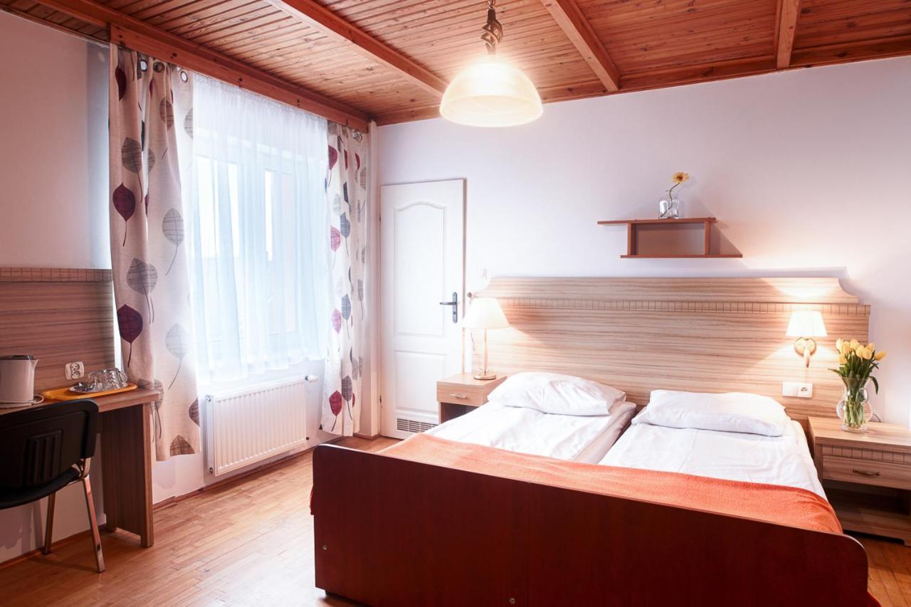 Pod Arkadami Hotel Дарволко Екстериор снимка